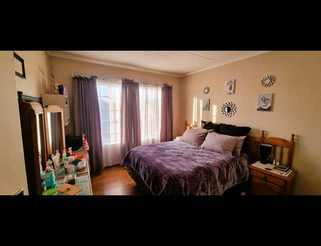 2 BEDROOM TOWNHOUSE FOR SALE IN ROOIHUISKRAAL NORTH